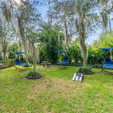 Tropical Oasis Located Near Lake With Pool And Hot Tub